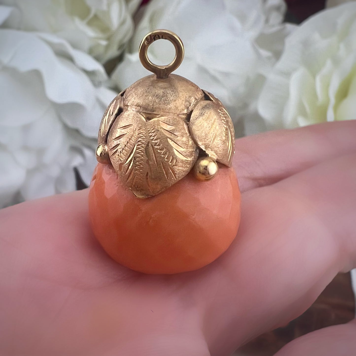 Orecchini in oro e corallo, giorno e notte