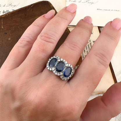 Grande anello trilogy con tre zaffiri naturali per 5 ct e diamanti – Italia, circa 1970 oro 18k