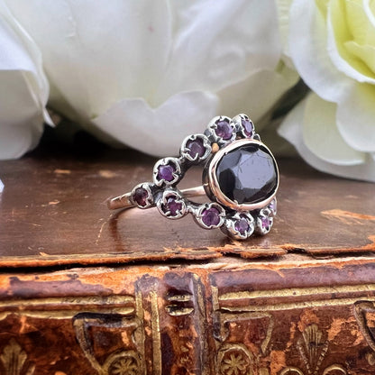 Anello belle époque in oro, argento, tormalina e rubini