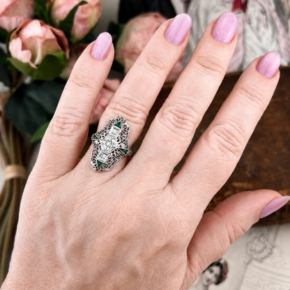 Anello Art Déco in oro bianco 18k con diamanti e smeraldi – pezzo unico d’epoca con scatola originale.