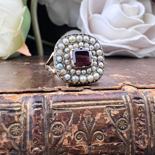 Anello antico con granato e perle – Epoca Georgiana (ca. 1830-1840)