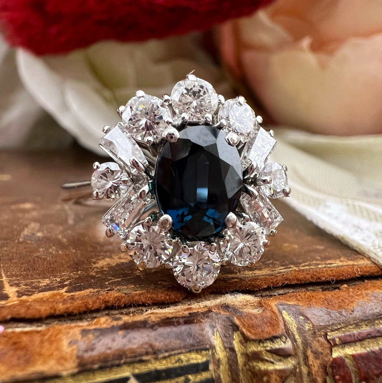 Anello vintage con zaffiro naturale e diamanti IF – G modello margherita, anni ’60 - certificato