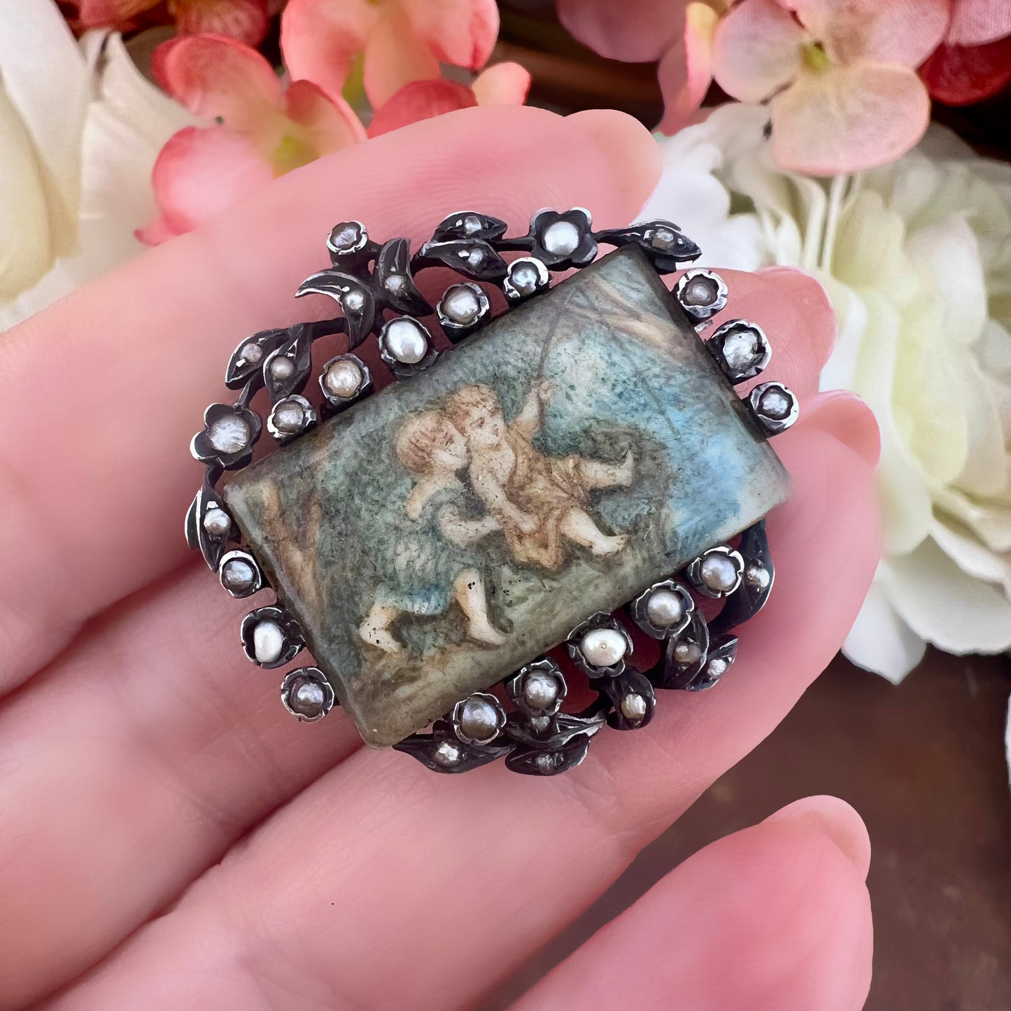 Spilla con miniatura di putti a pesca - Napoleone III - argento, perle