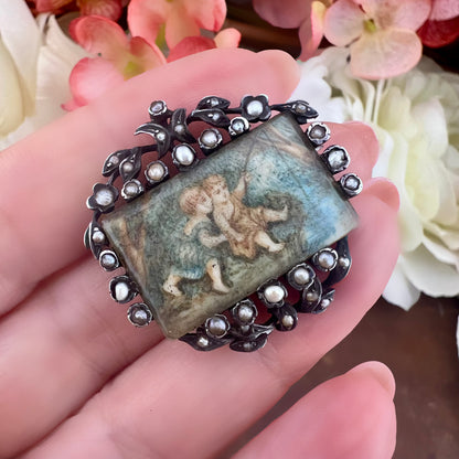 Spilla con miniatura di putti a pesca - Napoleone III - argento, perle