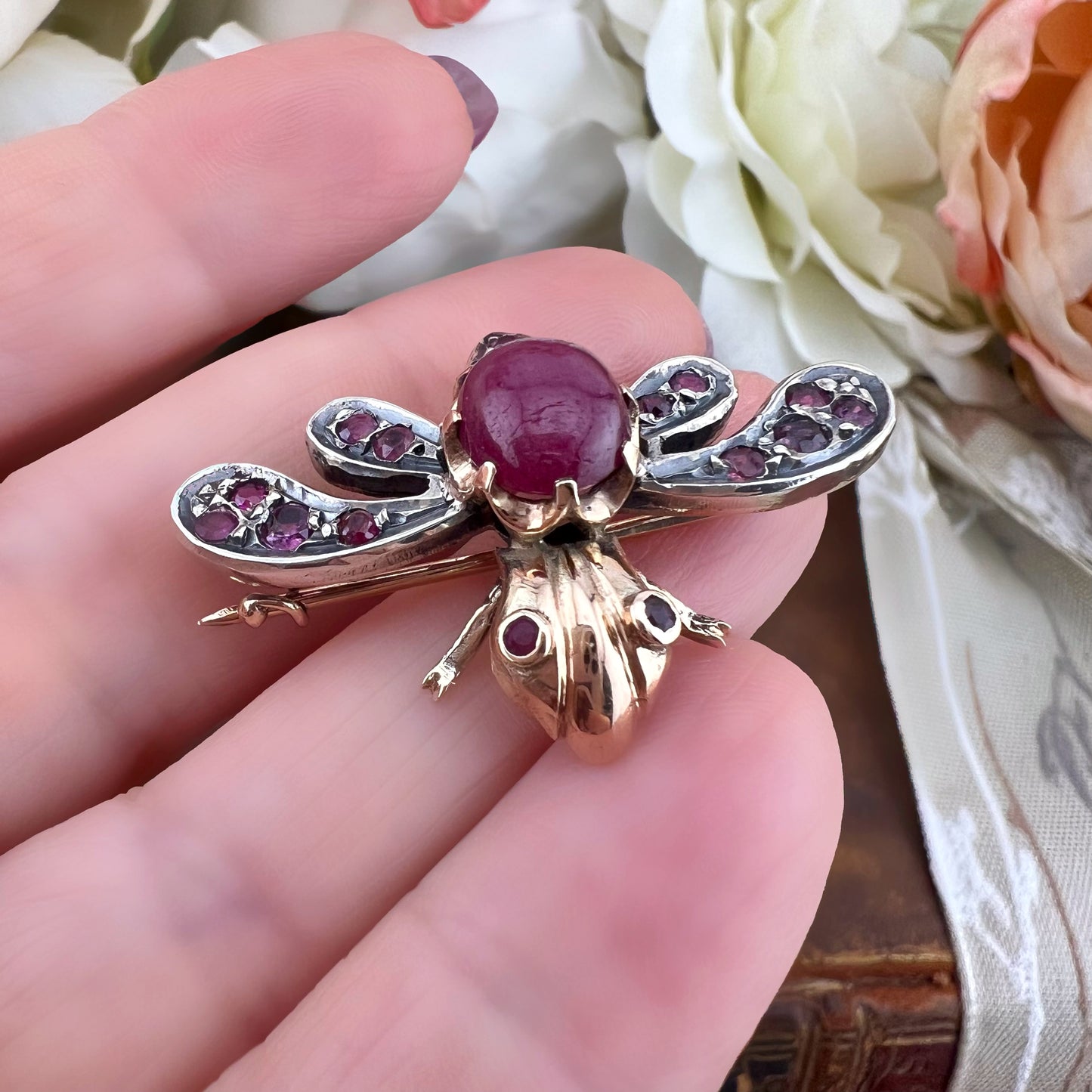 Spilla ape in oro 14k, argento e rubini. C. 1950