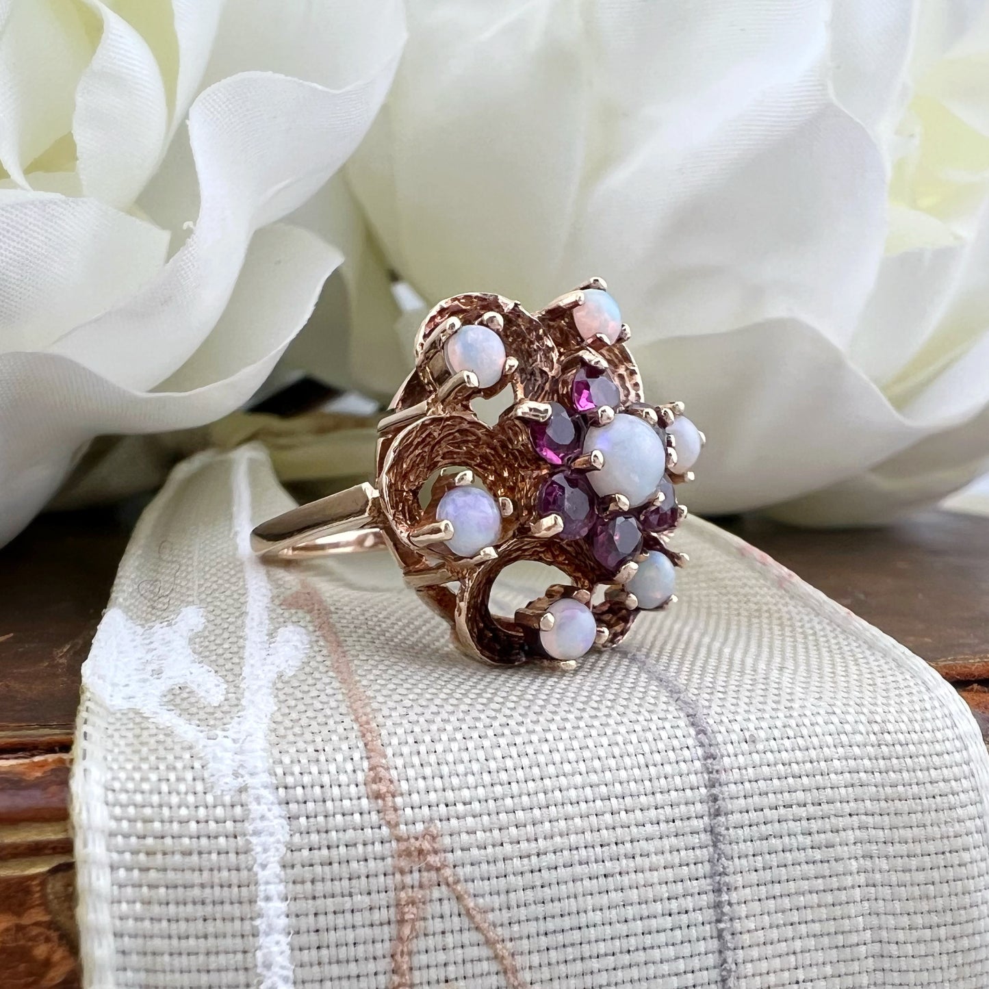 Anello vintage floreale in oro, opali e rubini – Londra 1971