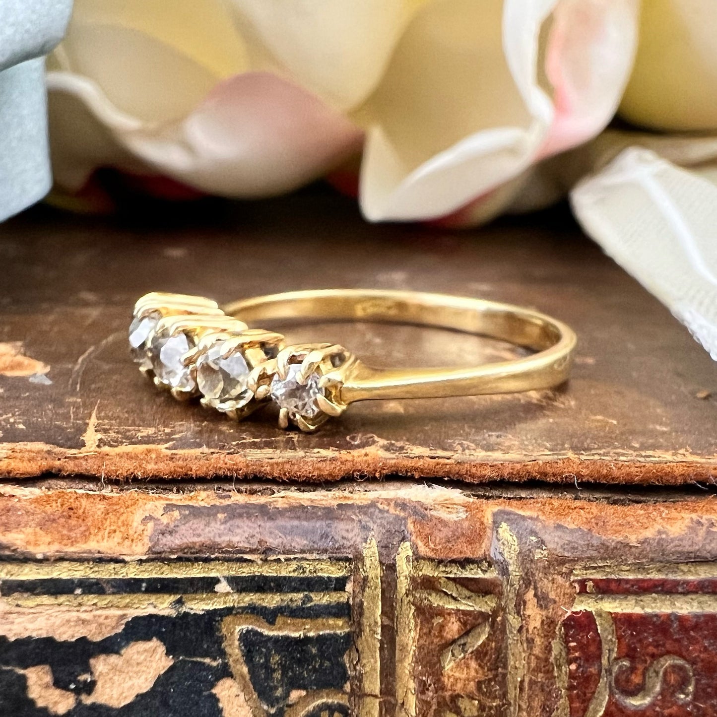 Anello antico riviera diamanti old mine colori assortiti e oro 18k – Primi del ’900