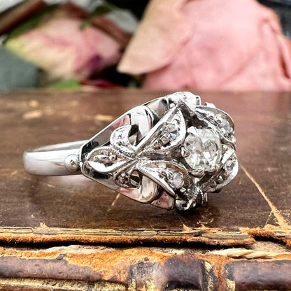 Anello in oro bianco 18 kt con diamante Old Mine Cut e rosette di diamante, Italia, Alessandria, circa 1935