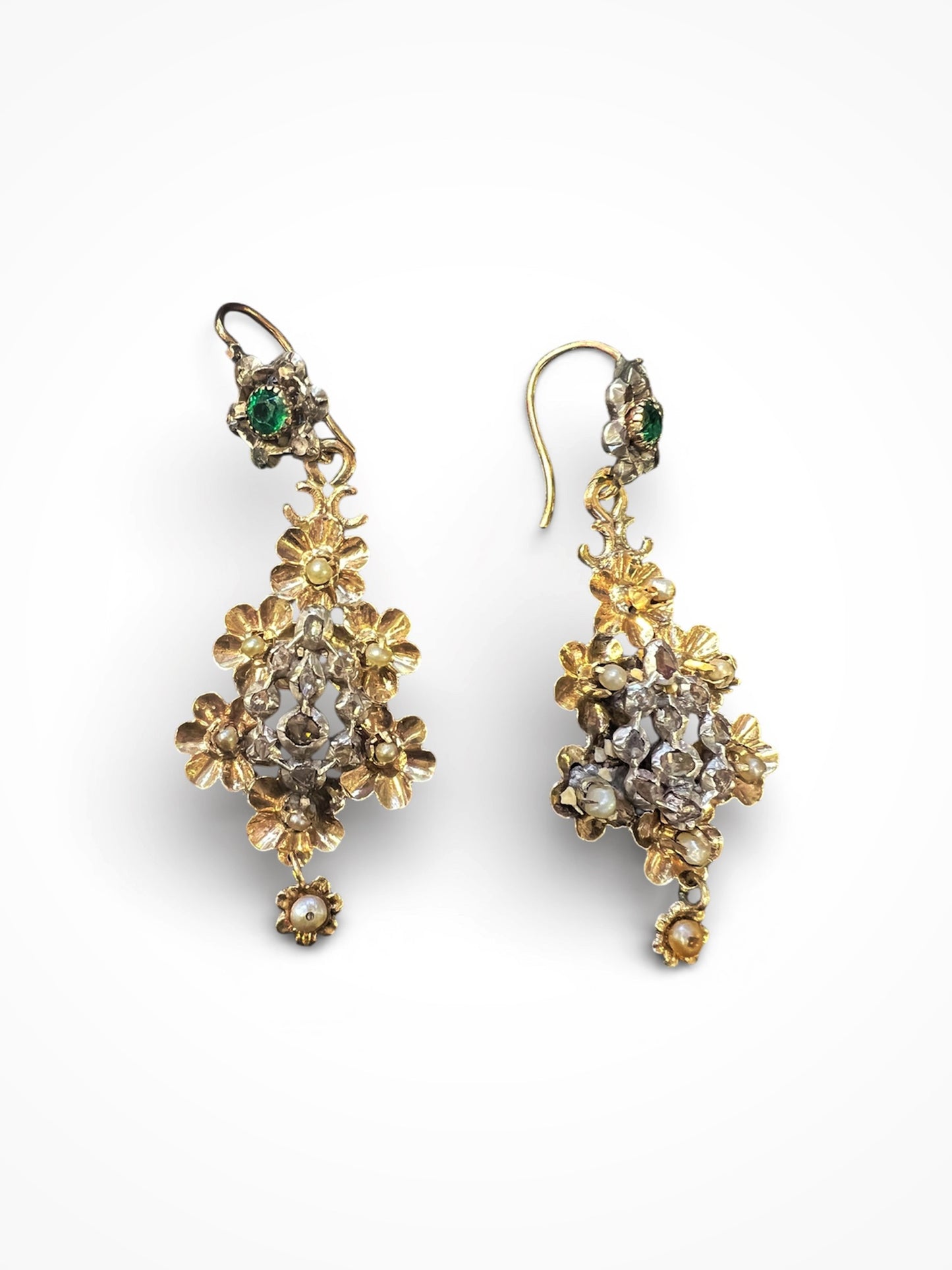 Orecchini in oro, diamanti, perline e paste vitree 1790-1830