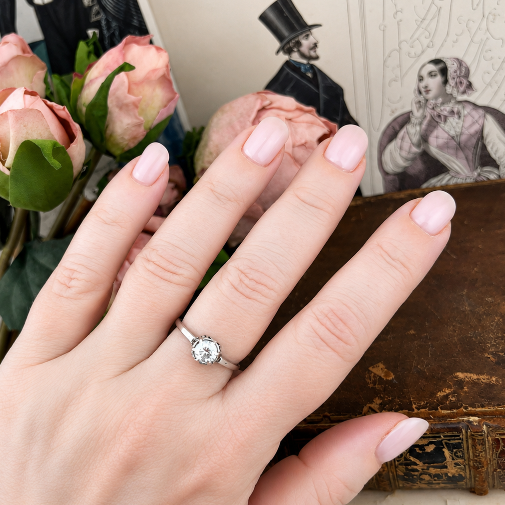 Anello solitario anni 1920/30 in oro bianco 18 kt con diamante Old European Cut da 0,50 ct