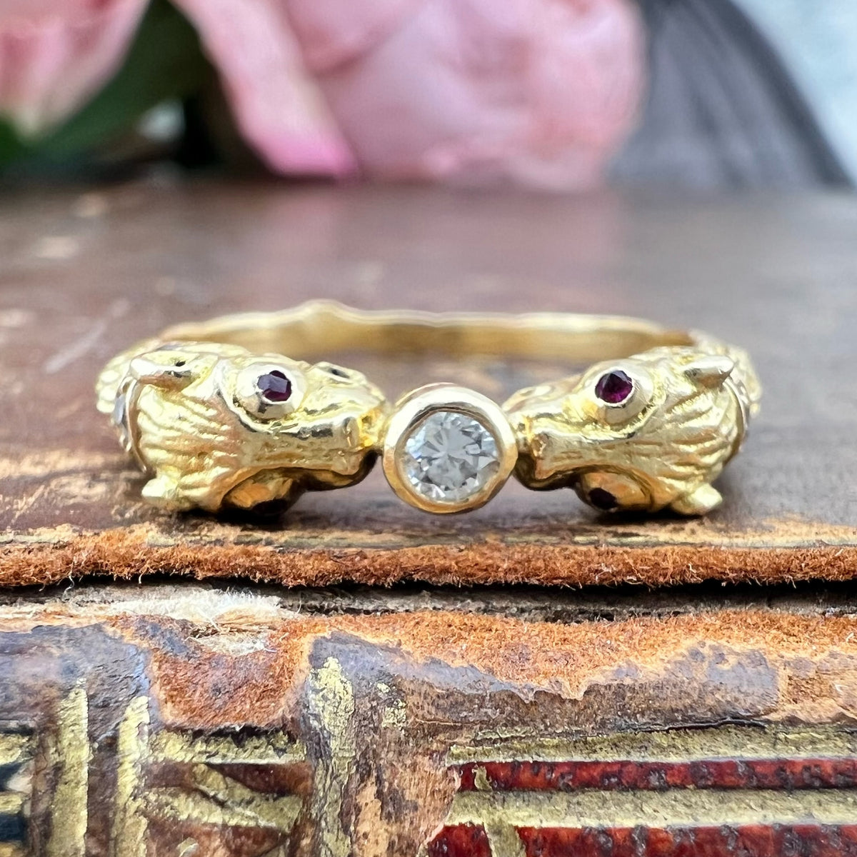 Anello anni ’30 con due felini, rubini e diamanti in oro 18K