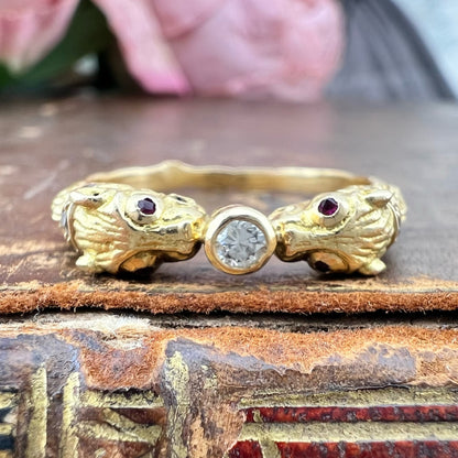 Anello anni ’30 con due felini, rubini e diamanti in oro 18K
