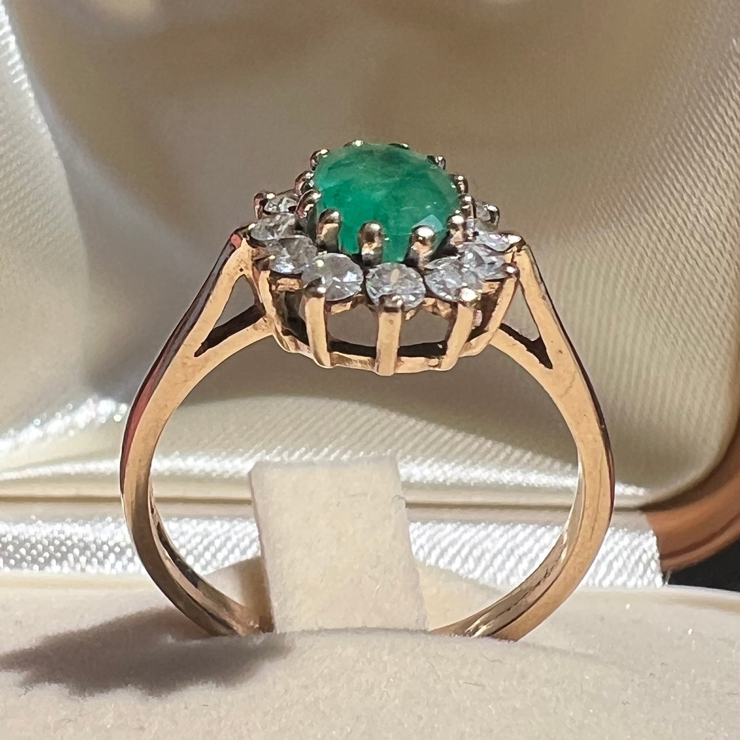 Anello vintage a margherita in oro con smeraldo – Birmingham, 1984