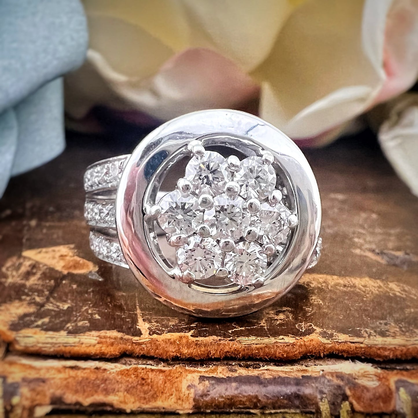 Anello vintage a margherita in oro bianco 18 kt e diamanti