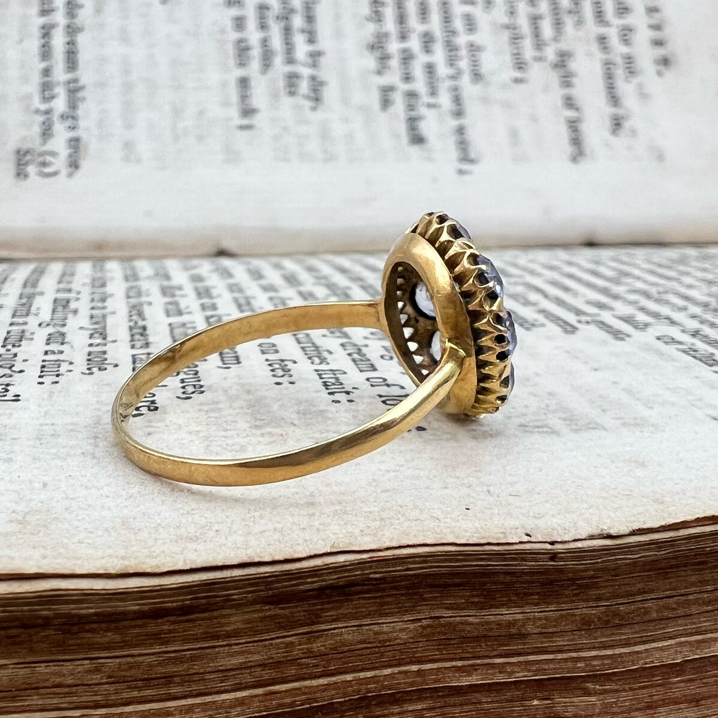 Anello vittoriano a margherita con zaffiro e acquamarine in oro 18k