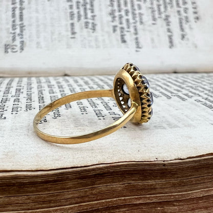 Anello vittoriano a margherita con zaffiro e acquamarine in oro 18k
