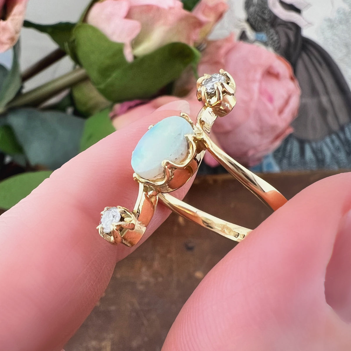 Anello ramo fiorito con opale d’archivio e diamanti antichi – creazione in oro 18 kt - pezzo unico