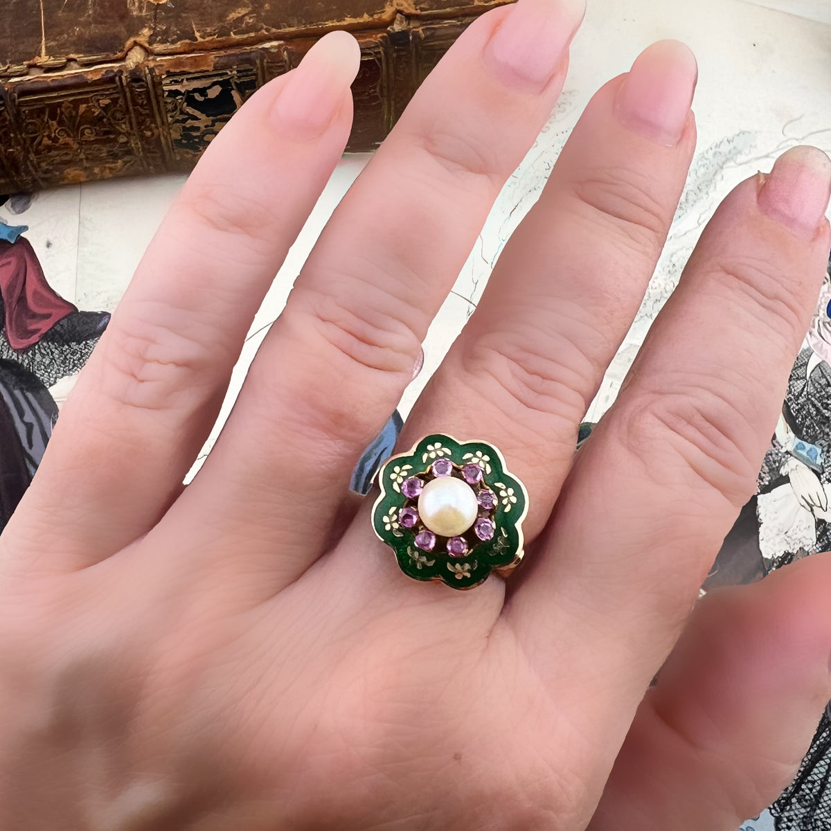 Anello a fiore in oro 18k con perla, rubini e smalto verde – Italia, circa anni ’60