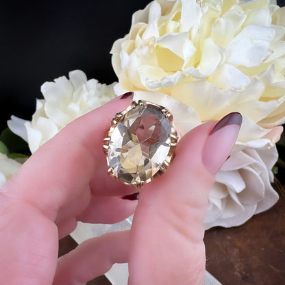 Cocktail Ring Vintage con Quarzo Grigio Caldo – Birmingham, 1975