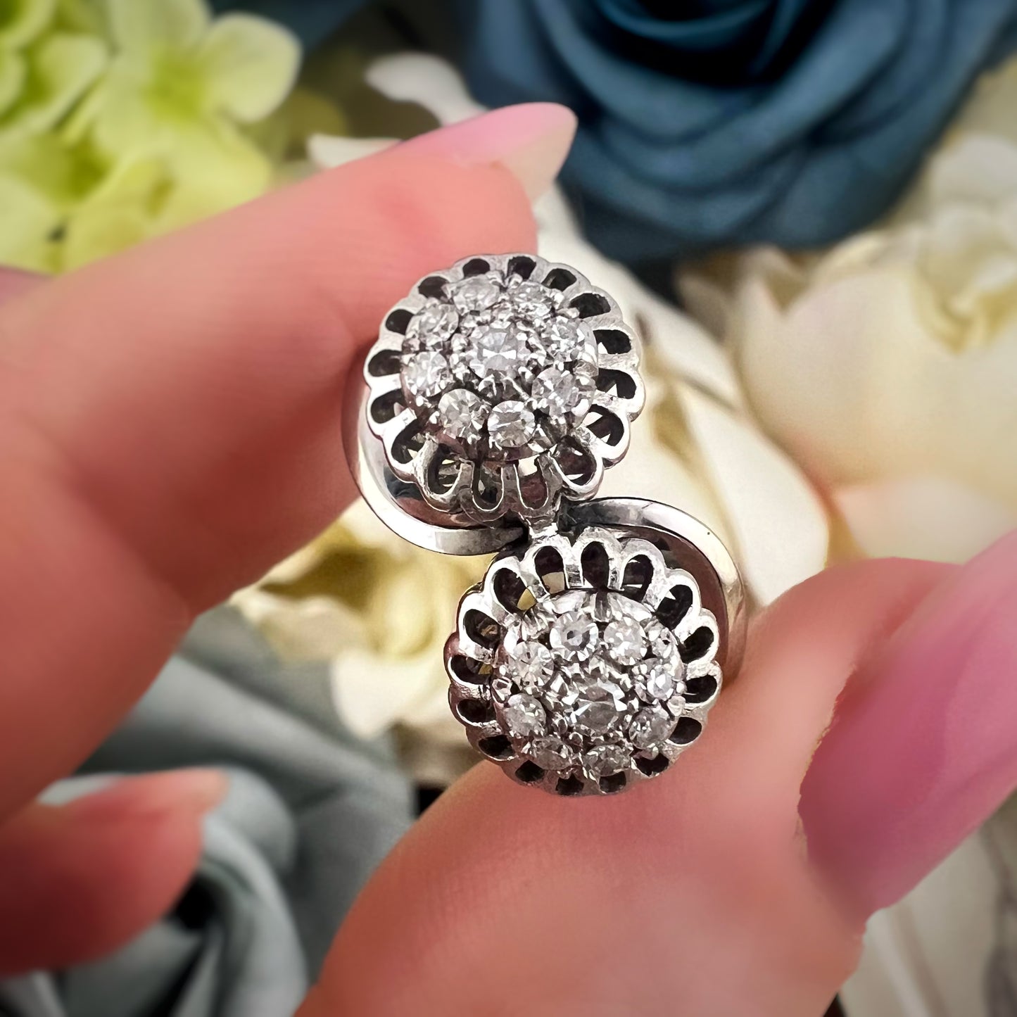 Anello contrariè con margherite di diamanti, oro bianco 18k