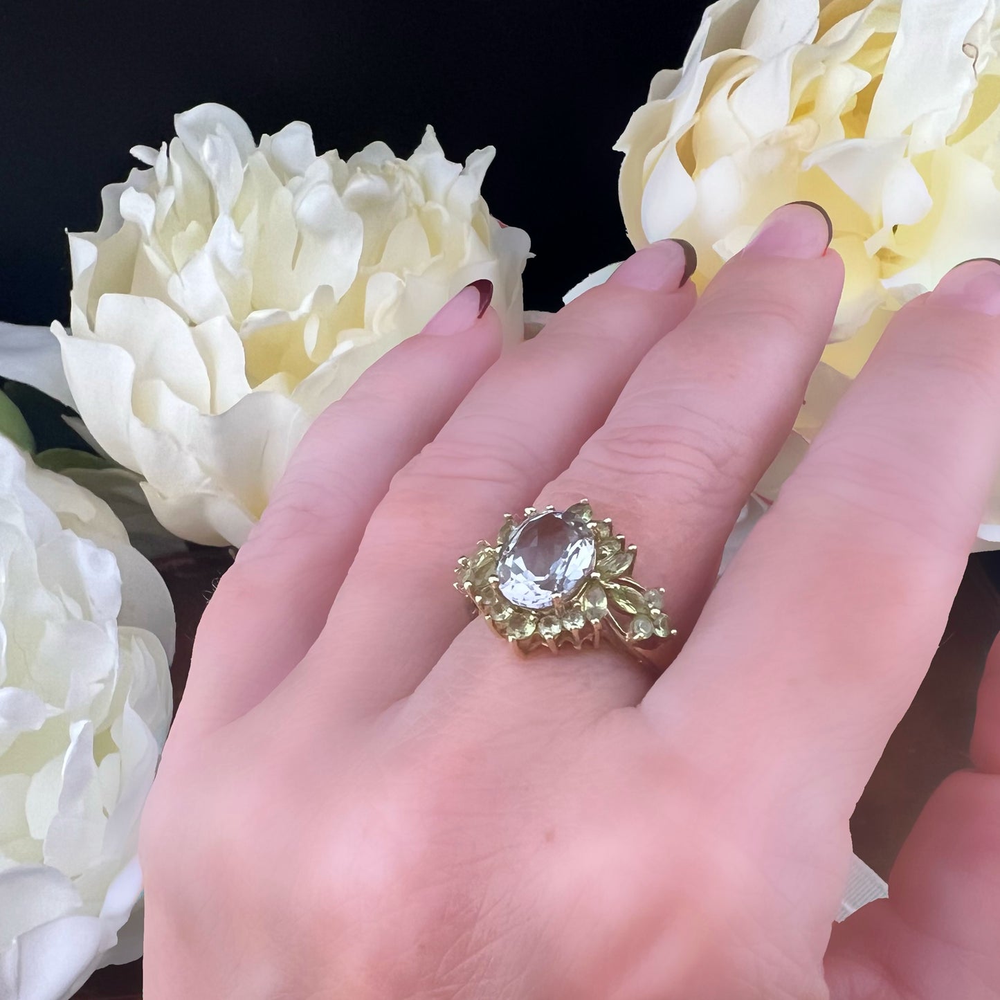 Anello con acquamarina centrale e fogliette di olivina in oro giallo