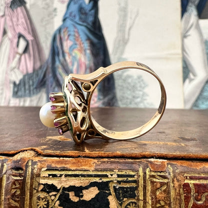 Anello a fiore in oro 18k con perla, rubini e smalto verde – Italia, circa anni ’60