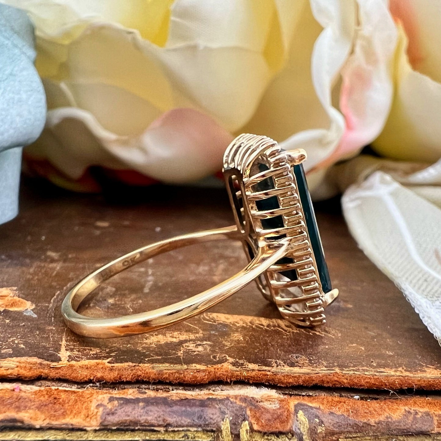 Anello in oro con grandidierite e diamanti baguette