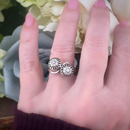 Anello contrariè con margherite di diamanti, oro bianco 18k