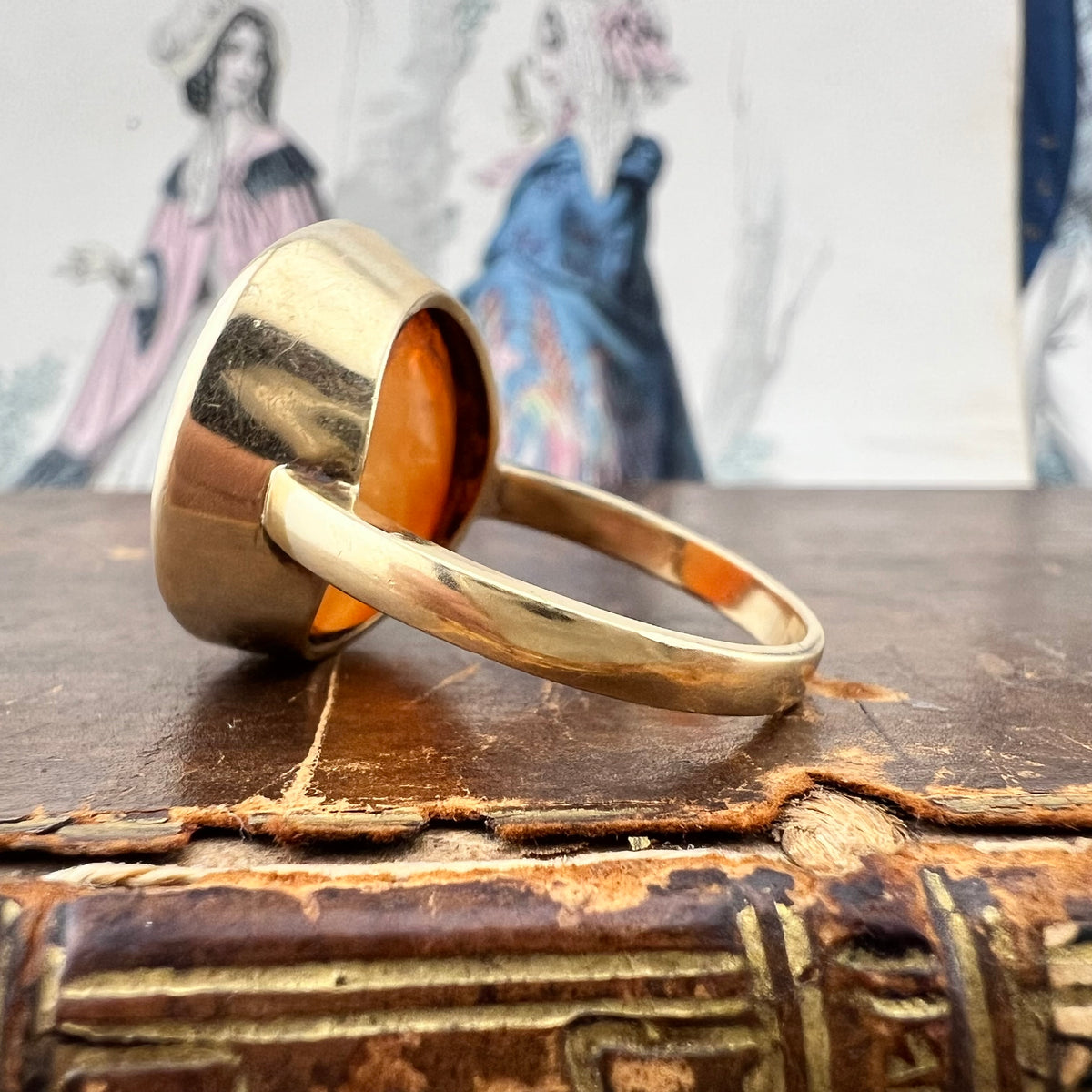 Grande anello chevalière in oro 18 carati e corniola. Italia 1970
