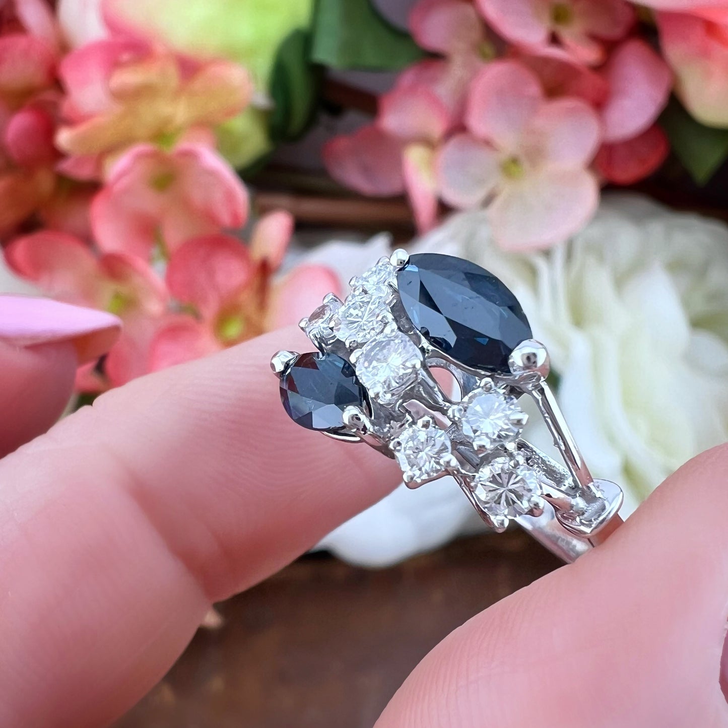 Anello vintage in oro bianco 18k con zaffiri marquise e diamanti