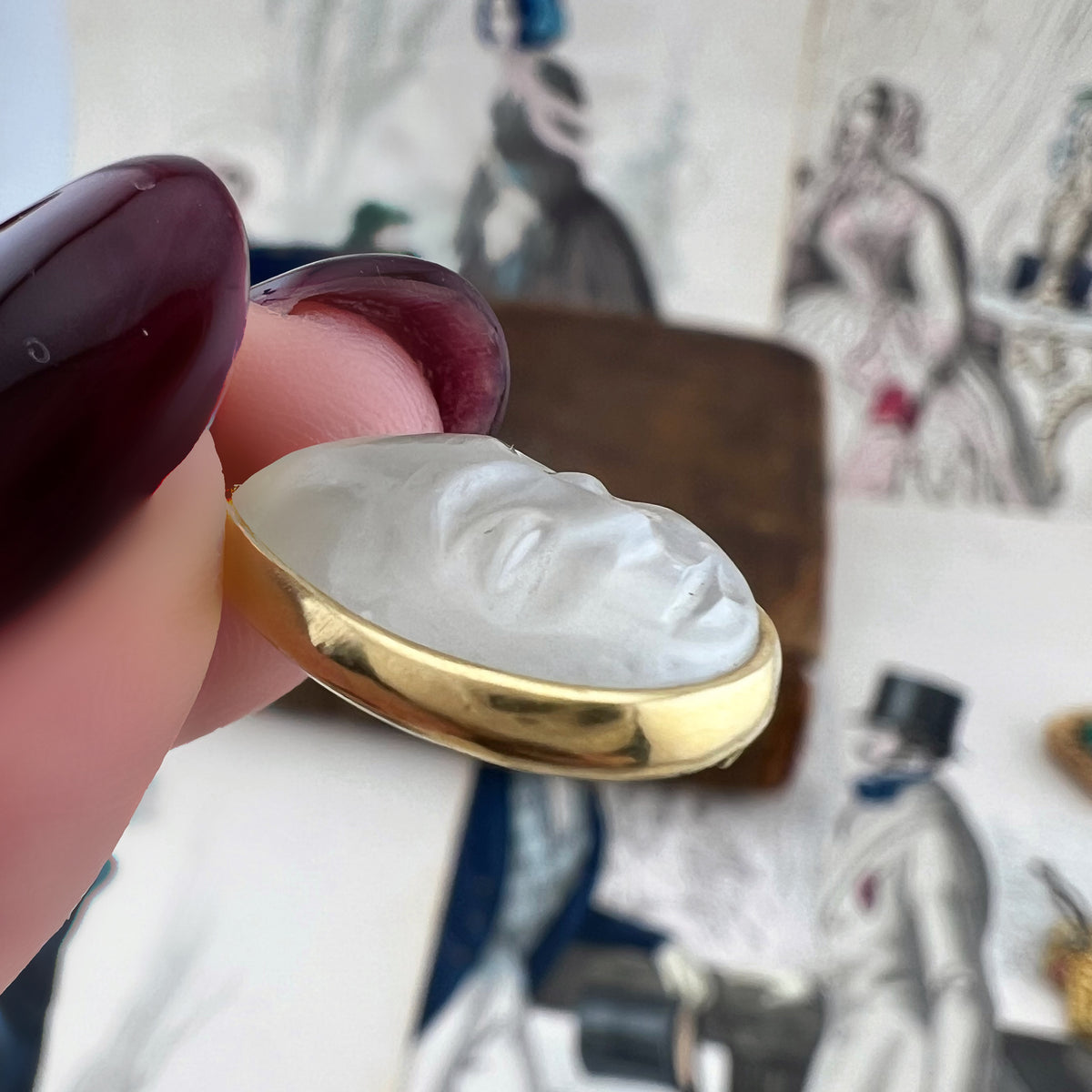 Pendente “volto della luna” in pietra di luna e oro 18 k– Europa, anni ’60