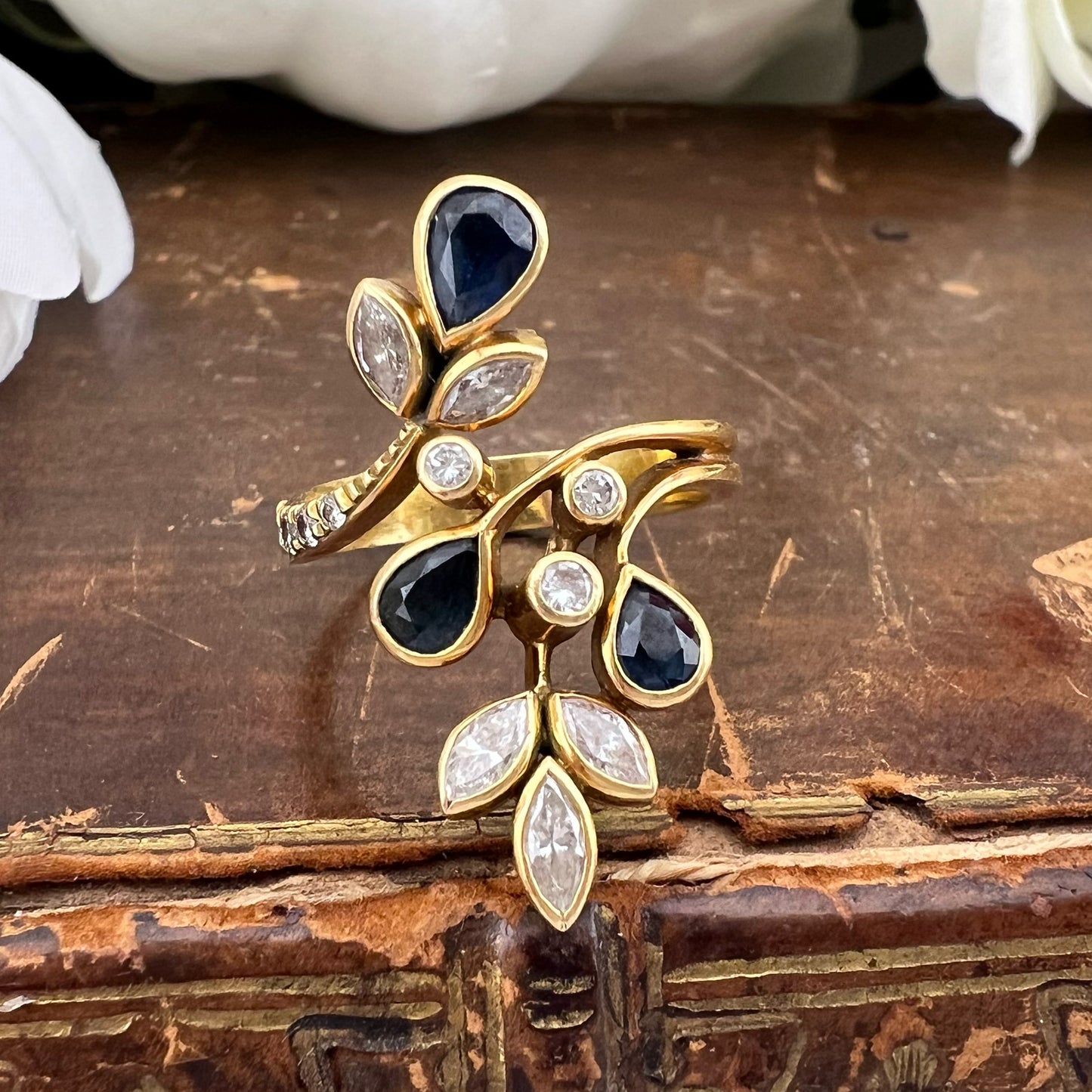 Anello a ramage verticale in oro 18k zaffiri e diamanti