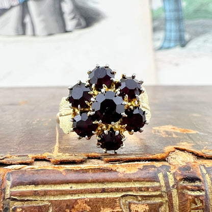 Anello vintage italiano a margherita in oro 18k con granati – circa 1965-1975