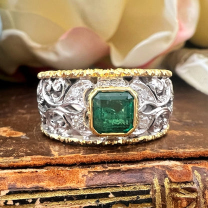 Anello vintage a fascia traforata in oro 18 carati con smeraldo e diamanti