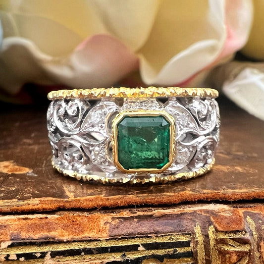 Anello vintage a fascia traforata in oro 18 carati con smeraldo e diamanti