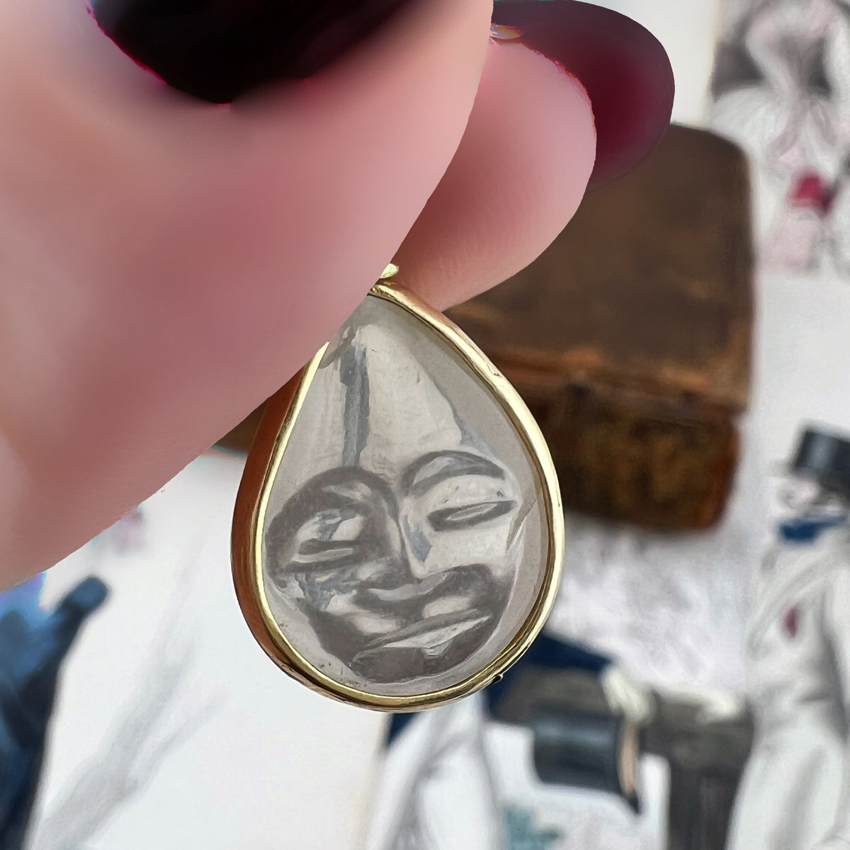 Pendente “volto della luna” in pietra di luna e oro 18 k– Europa, anni ’60