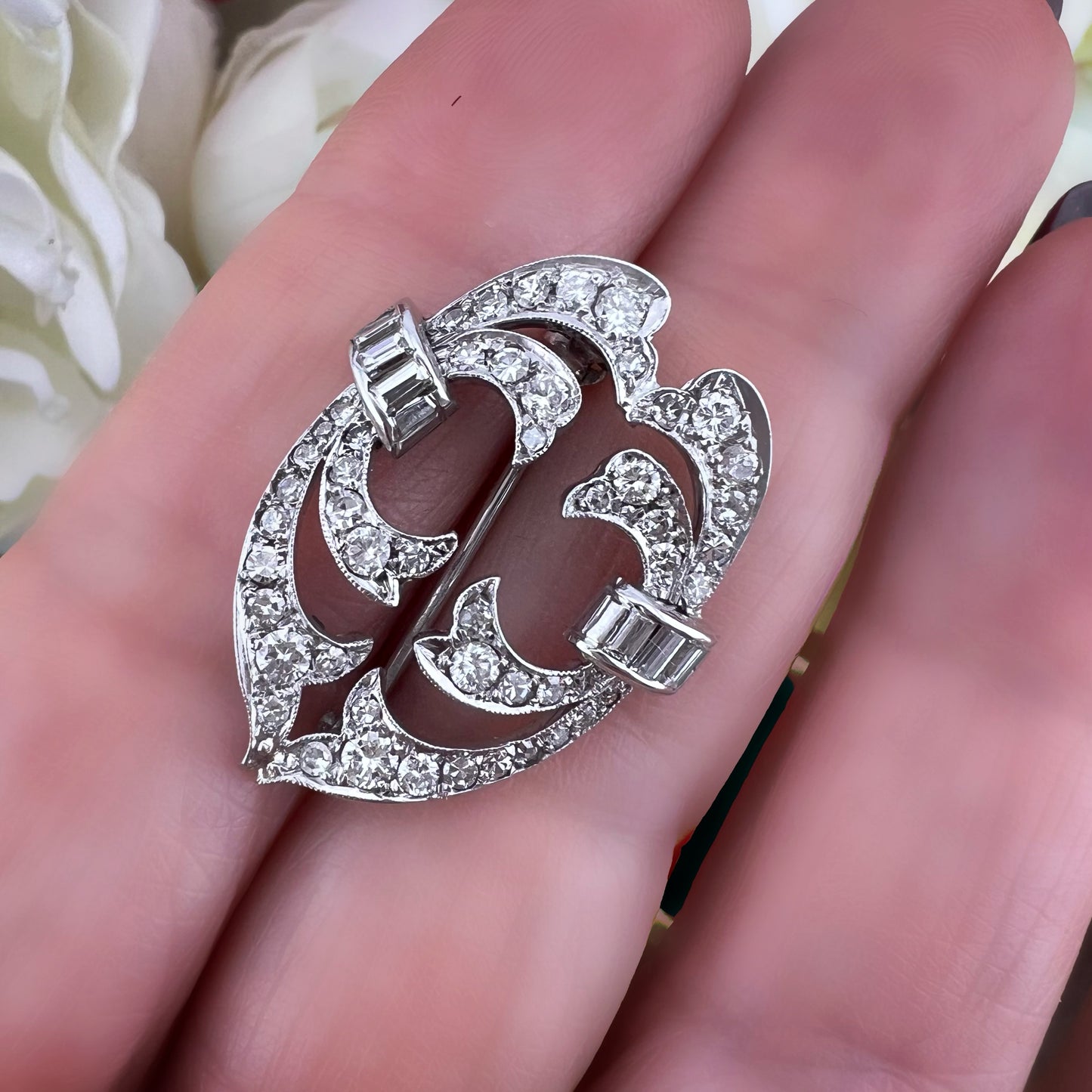 Spilla Art Déco in oro bianco 18 ct e 1 ct di diamanti raffigurante due uccellini stilizzati