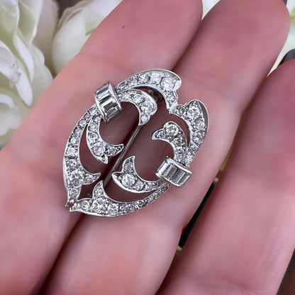 Spilla Art Déco in oro bianco 18 ct e 1 ct di diamanti raffigurante due uccellini stilizzati