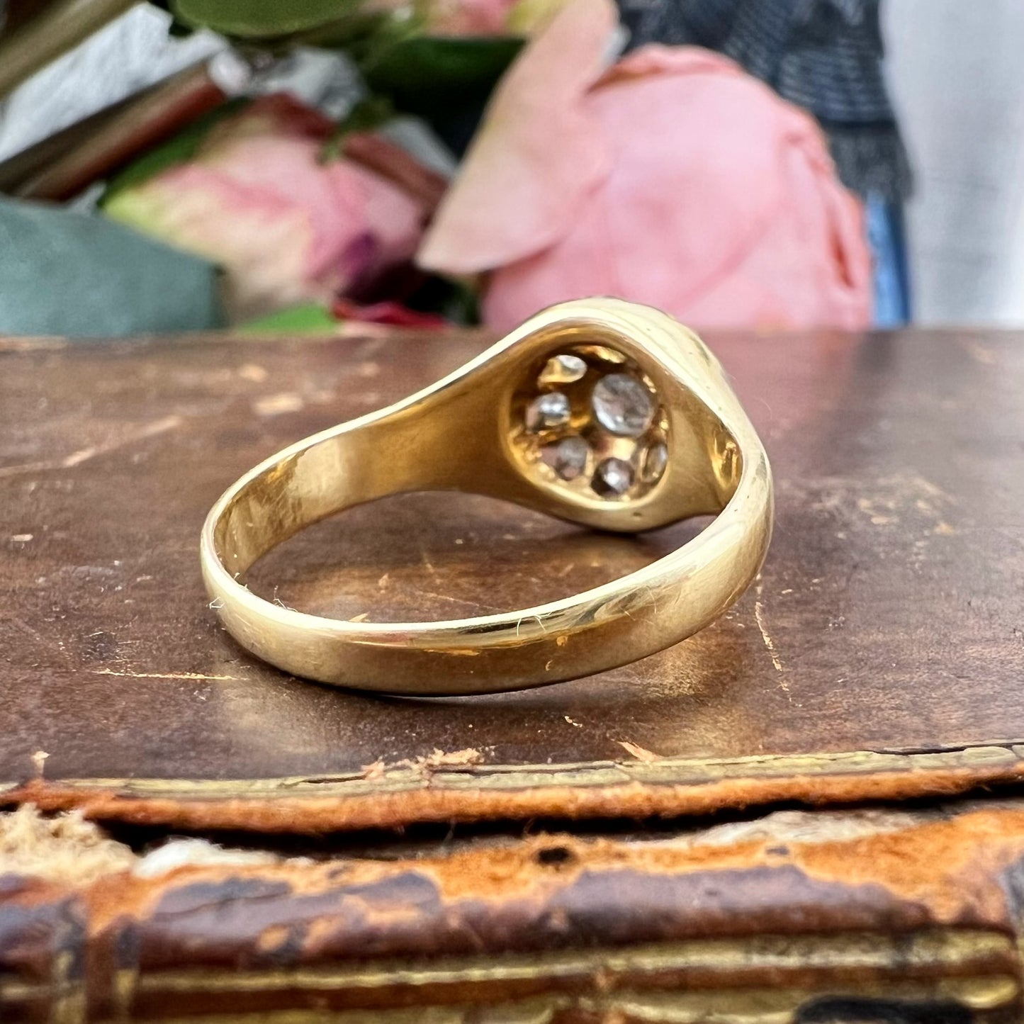 Anello margherita vittoriano con diamanti old mine e montatura Belcher, Inghilterra, 1890-1901