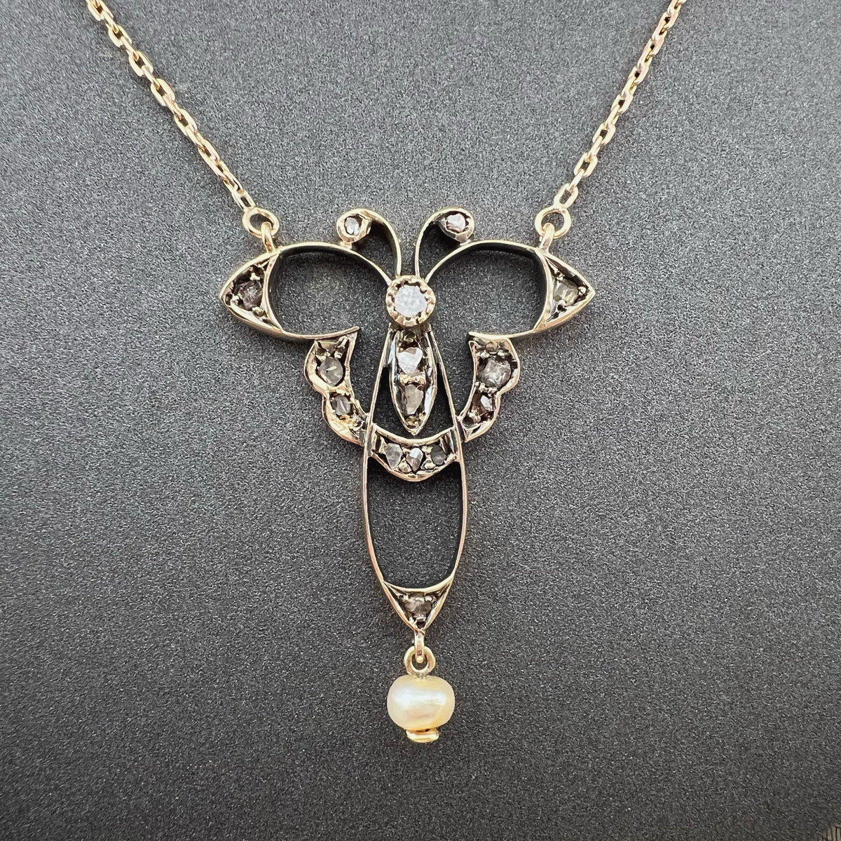 Pendente Art Nouveau a forma di farfalla in oro 14 kt, diamanti a taglio rosa e perla naturale 1900-1910