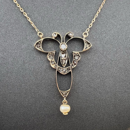 Pendente Art Nouveau a forma di farfalla in oro 14 kt, diamanti a taglio rosa e perla naturale 1900-1910