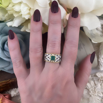 Anello vintage a fascia traforata in oro 18 carati con smeraldo e diamanti