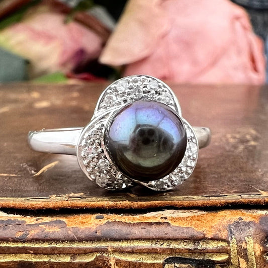 Anello vintage inglese in oro bianco 9k con perla di Tahiti e diamanti