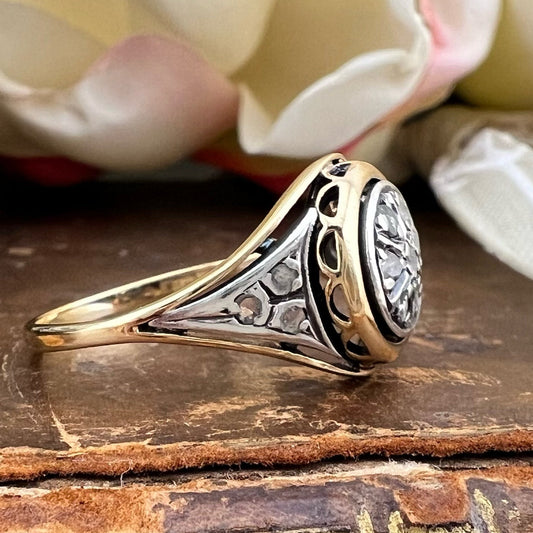 Anello toppa/Margherita in oro 18k e diamanti a rosetta. Primi ‘900