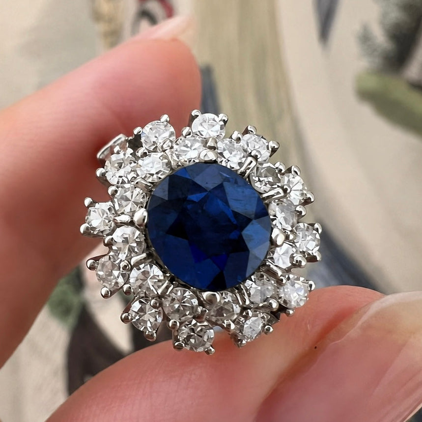 Anello vintage a margherita ovale con zaffiro e diamanti