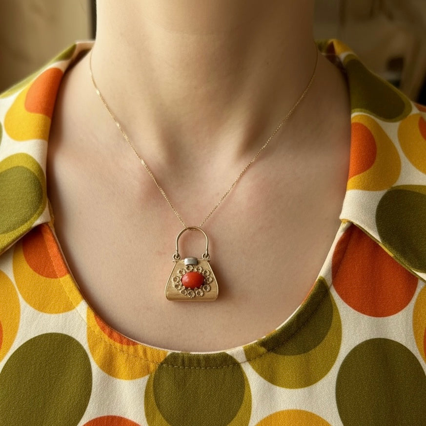 Pendente reversibile a borsetta in oro 18k con corniola e agata verde – Italia, anni ’60