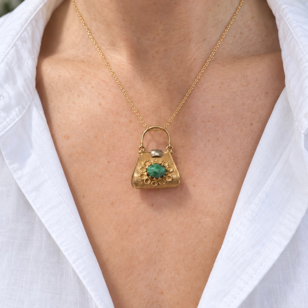 Pendente reversibile a borsetta in oro 18k con corniola e agata verde – Italia, anni ’60