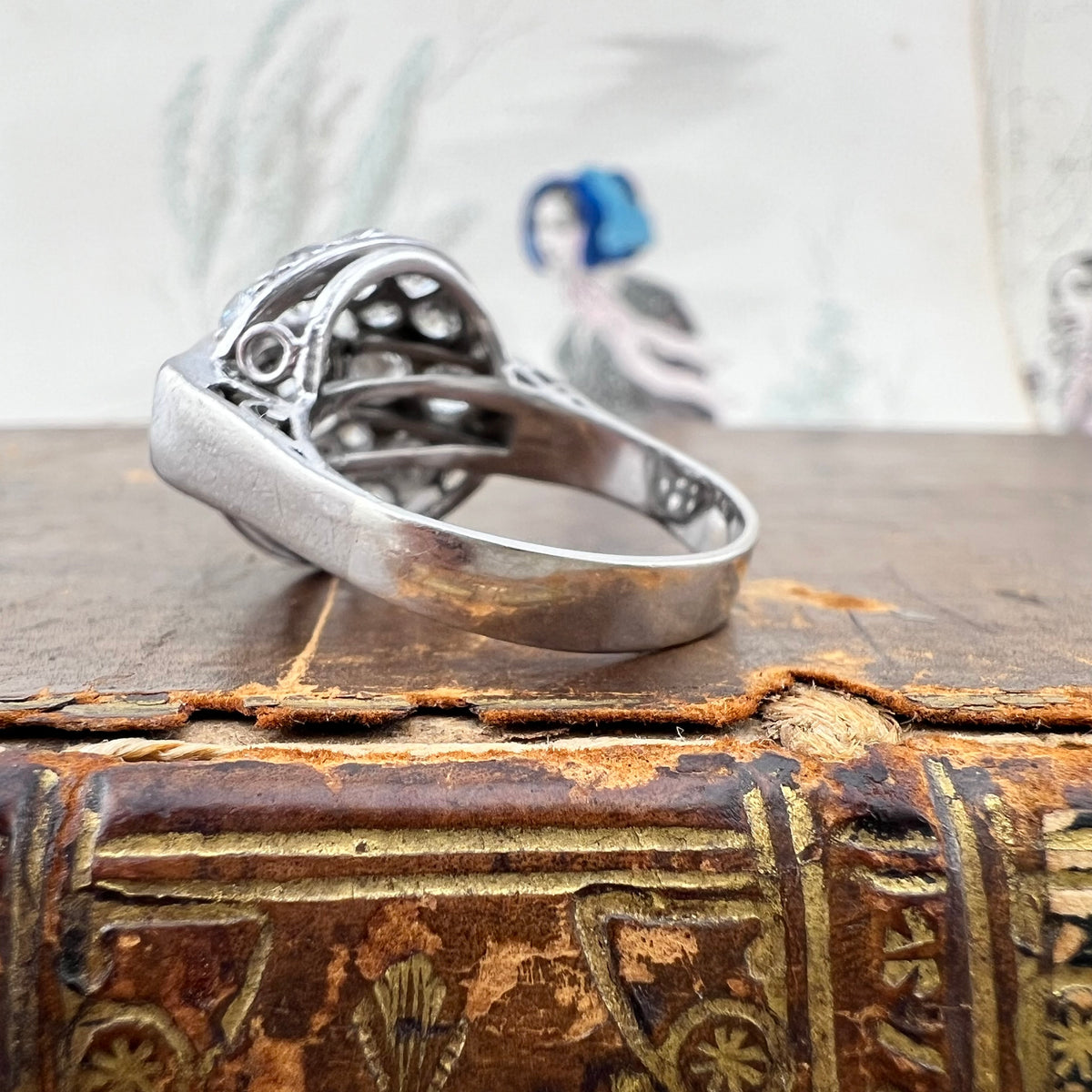 Anello a cupola Art Déco in platino con oltre 4 carati di diamanti – 1920-1940
