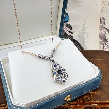 Collana con pendente traforato in zaffiri e diamanti – Europa, circa anni ’70
