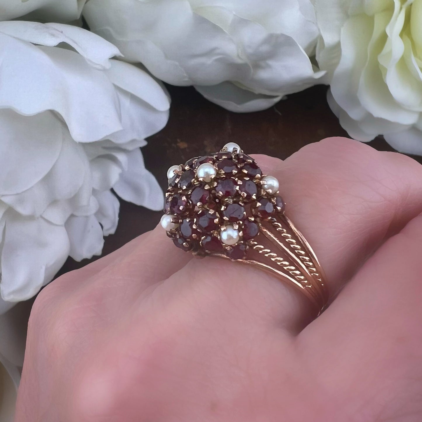 Anello vintage a cupola bombé con granati e perle – USA anni ’50